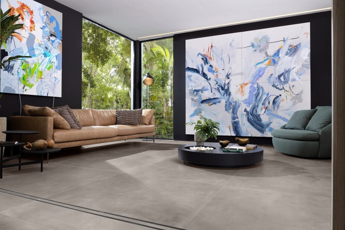 Piso fosco é opção neutra para ambiente com referências de arte (Projeto: Sérgio Conde Caldas Arquitetura)