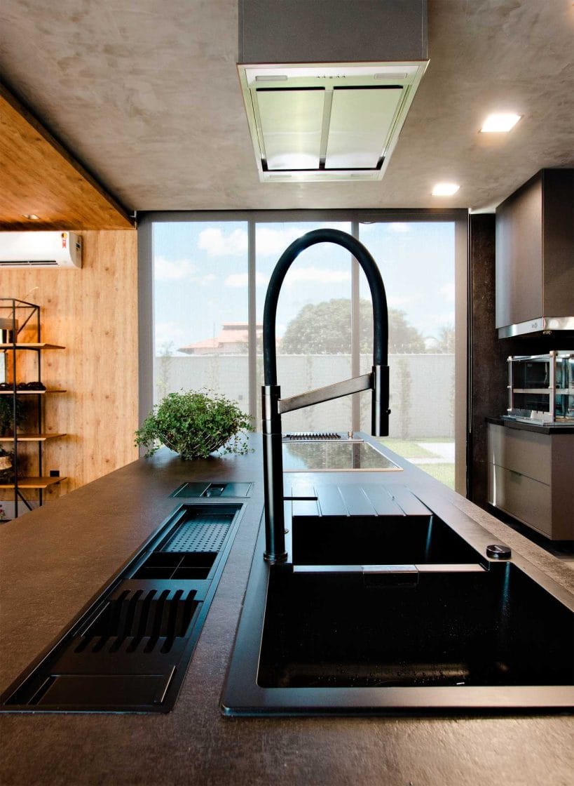 Cuba gourmet dupla em ilha esculpida em porcelanato Dansk Cement Graphite (Projeto: Bethania Spies Campos)