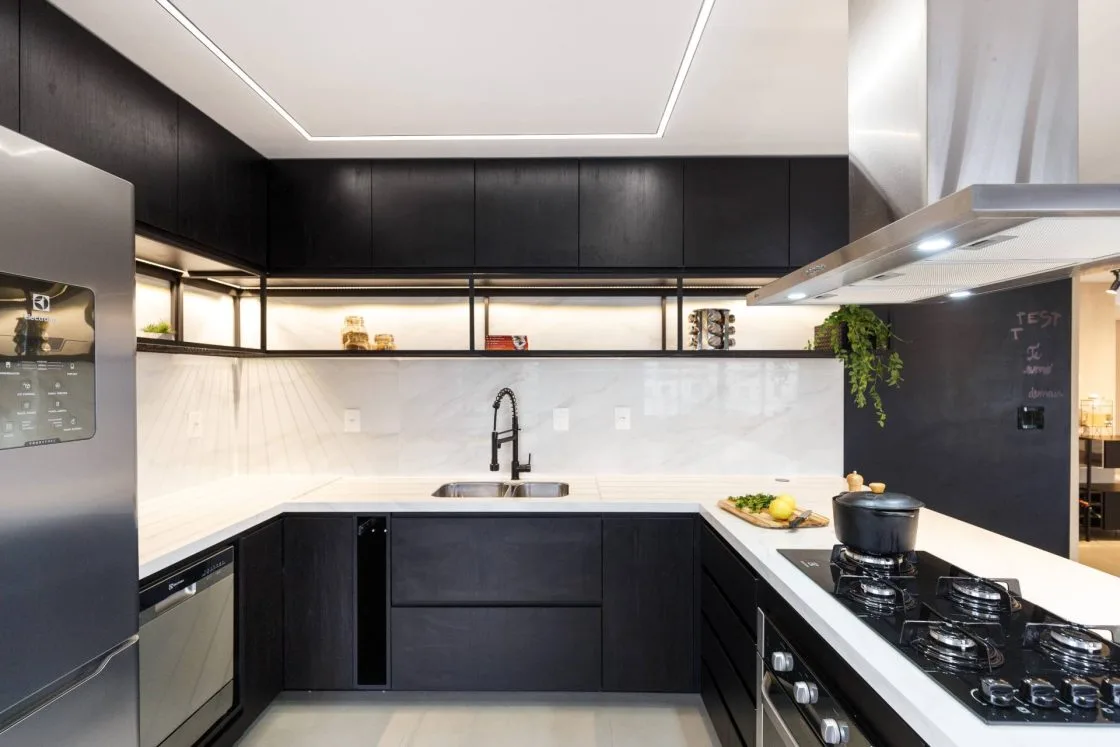 Cuba gourmet de inox em bancada de porcelanato Bianco Covelano (Projeto: Almma Arquitetura)