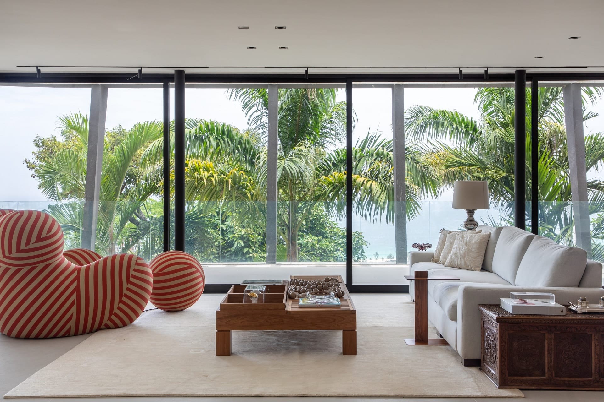 Vista para a vegetação e para o mar levam vida para a Casa Capuri