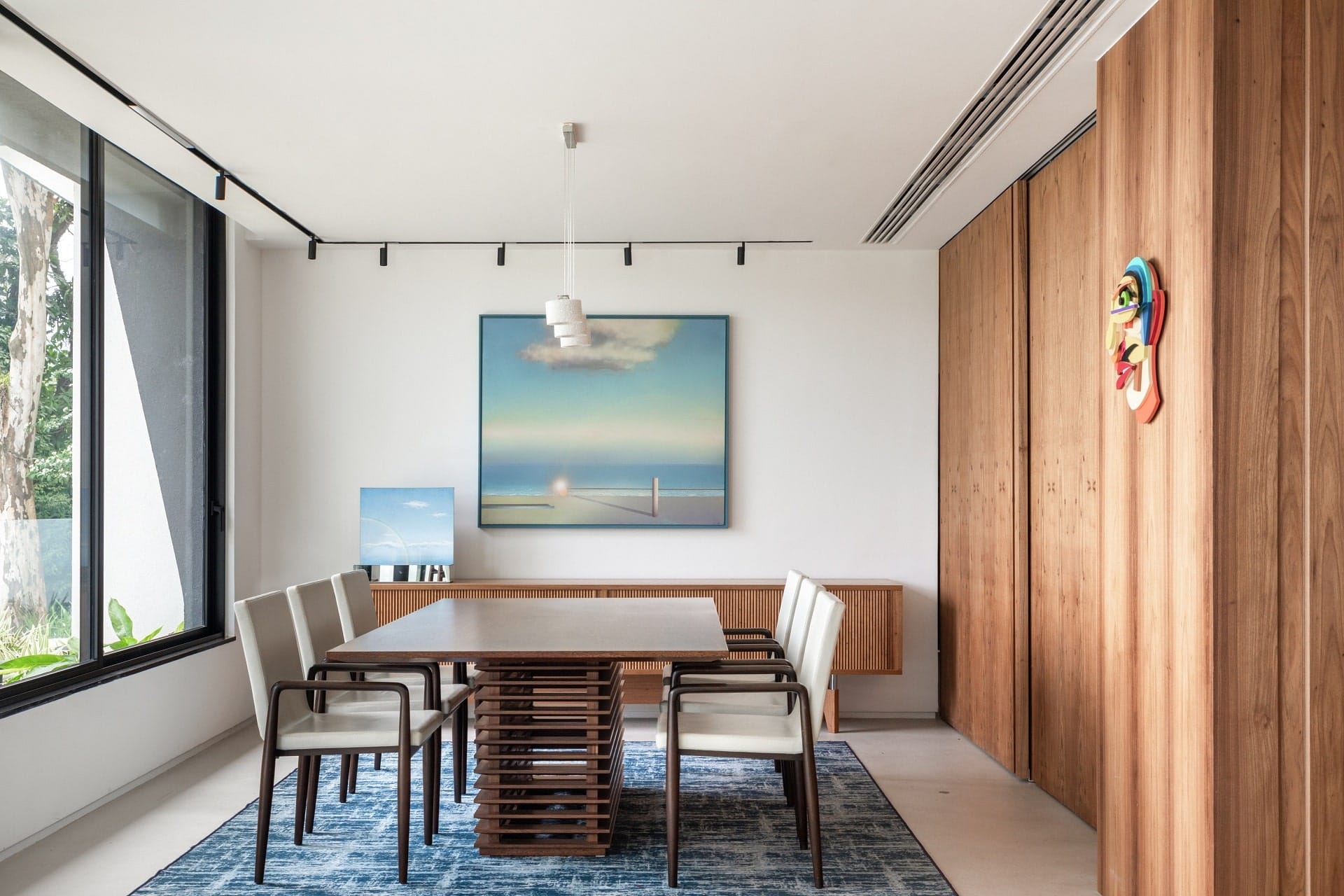 Casa Capuri mantém essência modernista enquanto mistura elementos contemporâneos