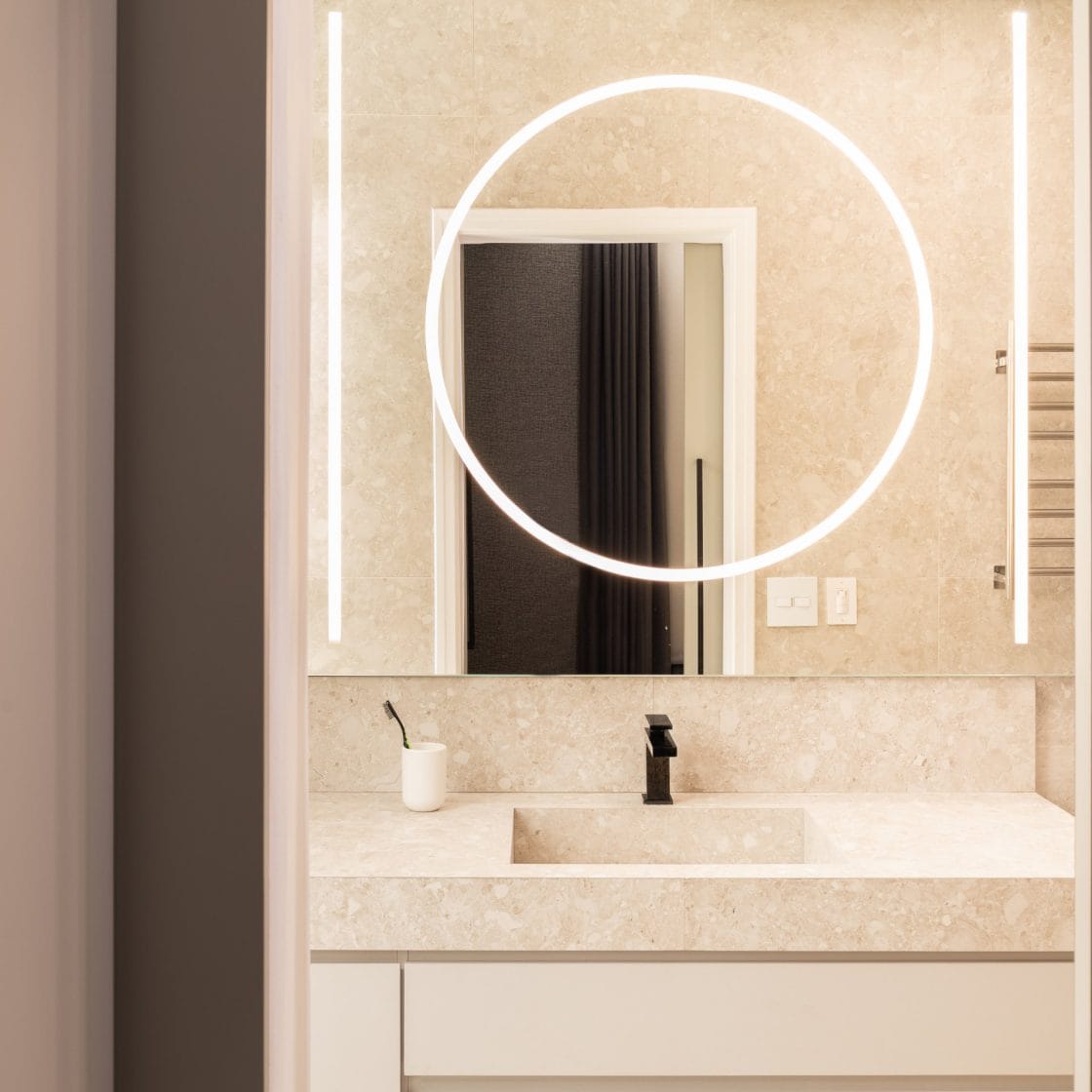 Entre os diferenciais da cuba de porcelanato está a baixa absorção de água (Projeto: Arquiteta Bianca Sefidvash)