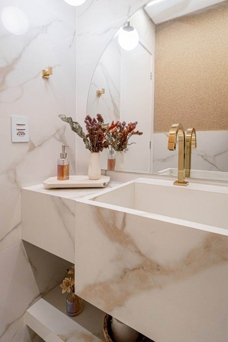 É possível apostar na reprodução de diferentes materiais na cuba de porcelanato, como o mármore neste projeto acima (Projeto: Marla Bravim)