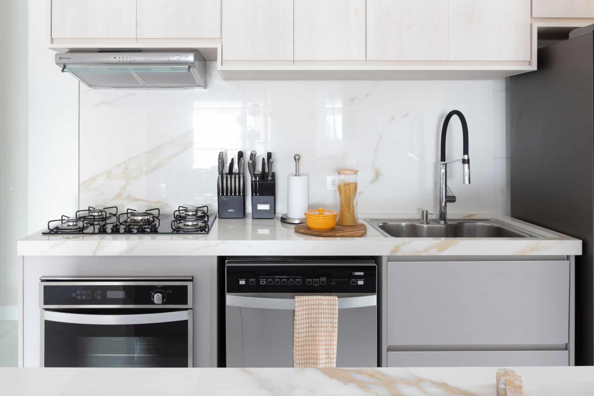 Projeto de cozinha com cuba gourmet esculpida em bancada de porcelanato Oro Bianco (Projeto: Fala Arquitetura)