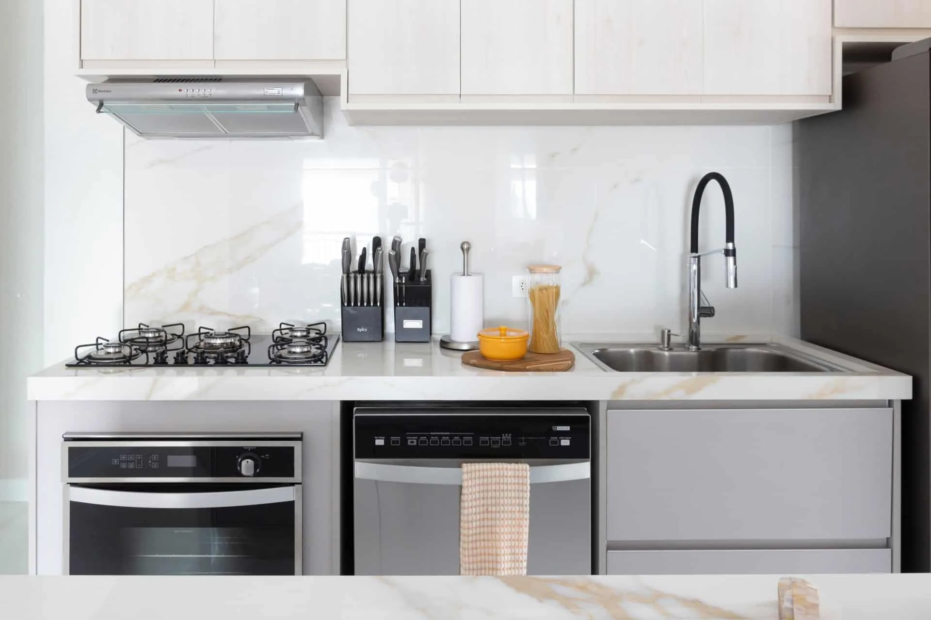Projeto de cozinha com cuba gourmet esculpida em bancada de porcelanato Oro Bianco (Projeto: Fala Arquitetura)
