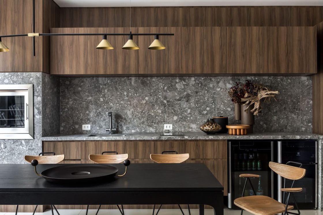 Cozinha com cuba gourmet em bancada de porcelanato Pietra Lombarda Grigio (Projeto: Talita Nogueira)