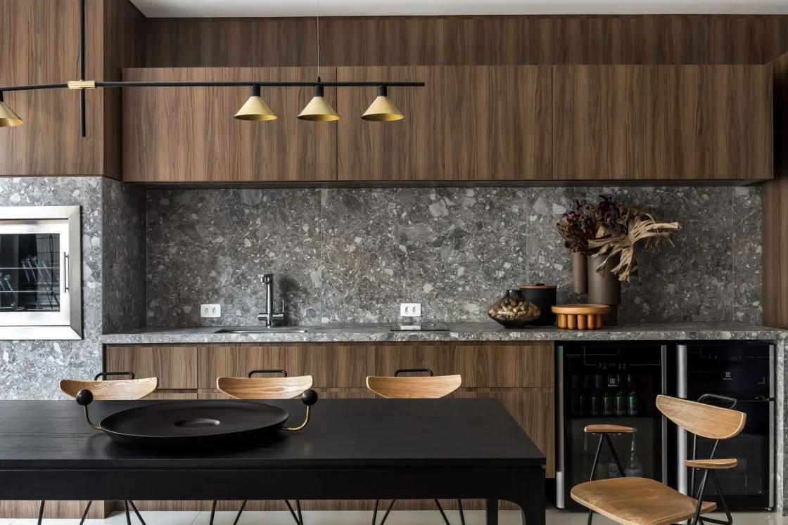 Cozinha com cuba gourmet em bancada de porcelanato Pietra Lombarda Grigio (Projeto: Talita Nogueira)