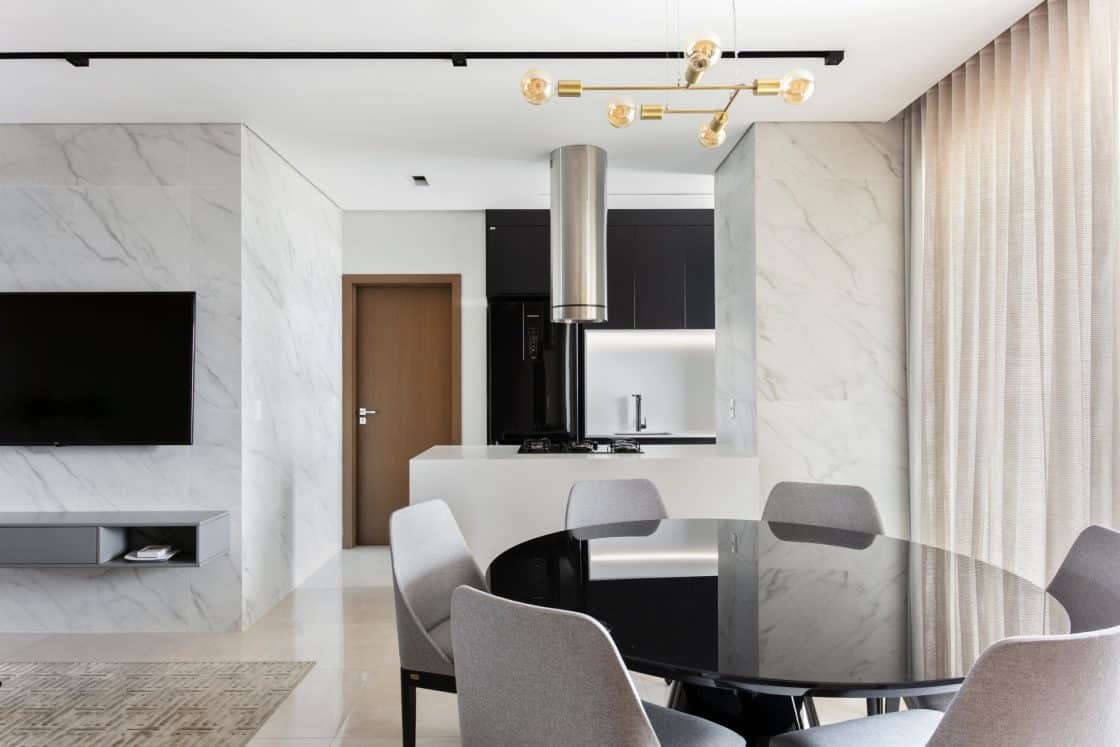 Apartamento tem paleta de cores neutra que atravessa ambientes (Projeto: Fernanda Triches)