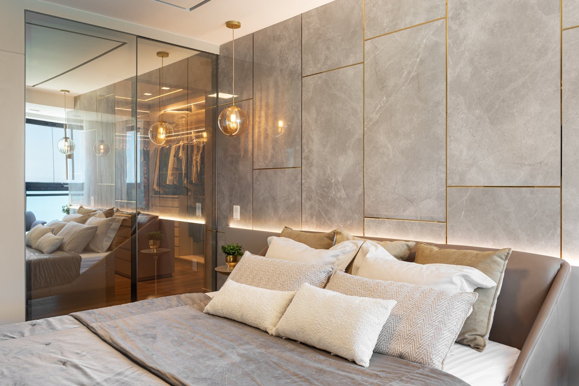 Mais do que iluminar, as luminárias de teto acrescentam charme e personalidade ao projeto (Projeto: Guarize Hoffmann)