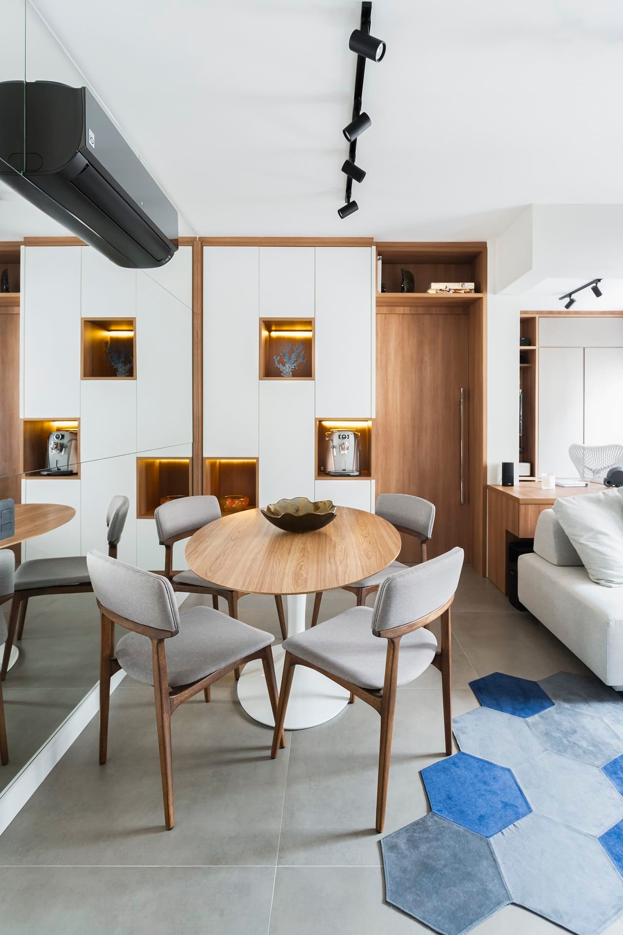 Porcelanato cimento queimado pode ser usado em diferentes ambientes (Projeto: Rico Mendonça)