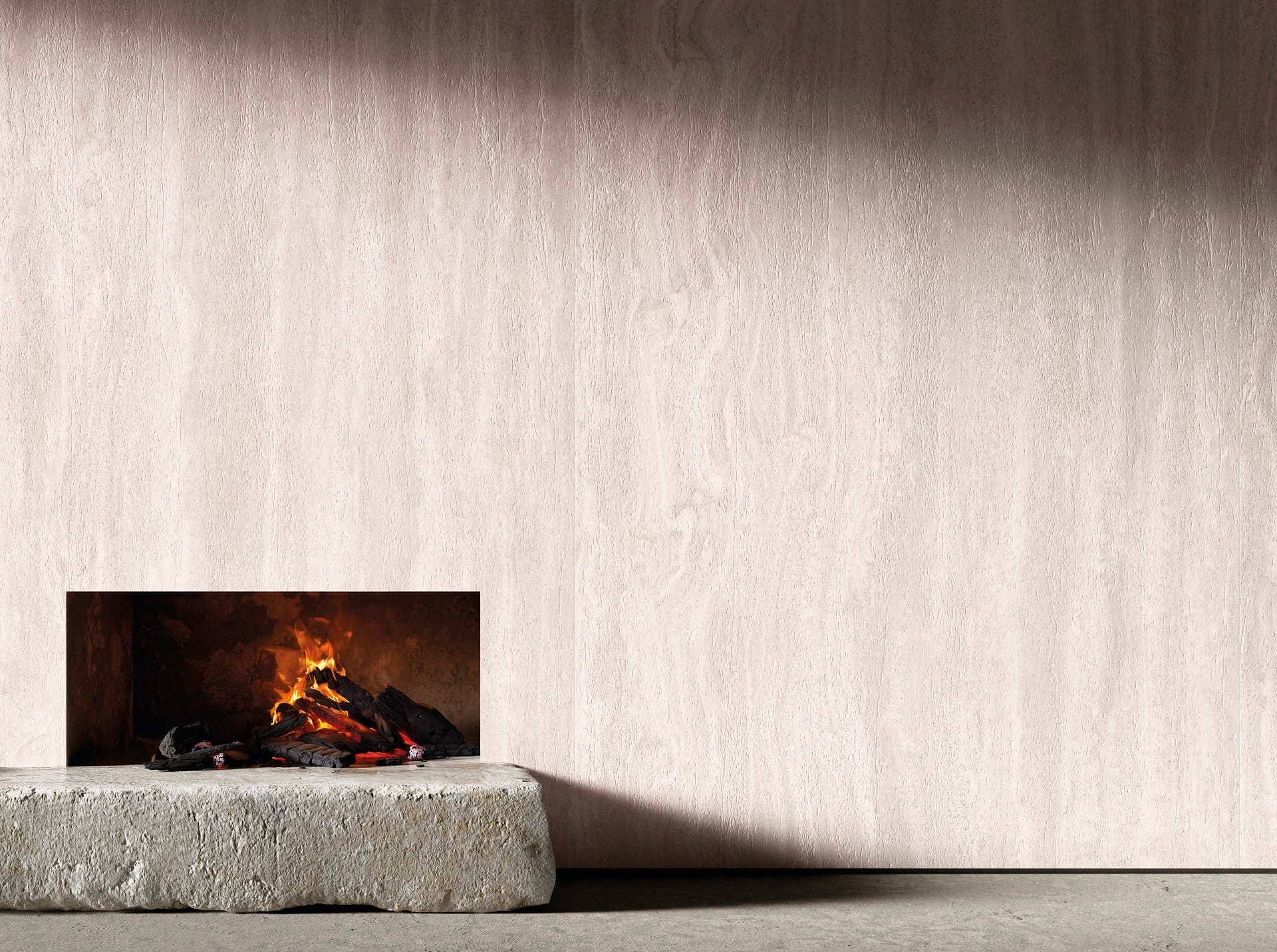 Lareira aplicada em parede com revestimento que reproduz travertino