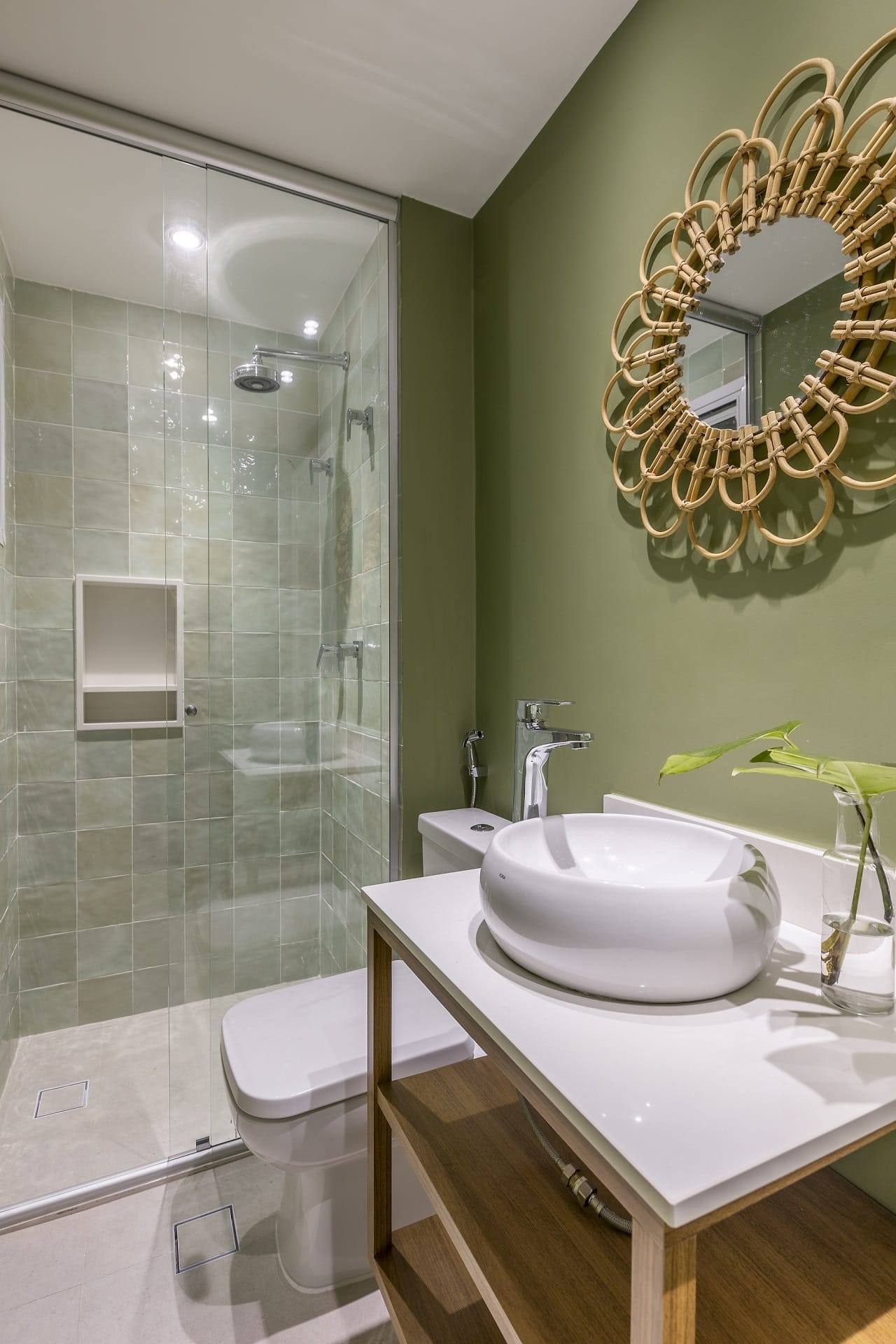 Sem a proteção de revestimento cerâmico, paredes de banheiros podem ter infiltração (Projeto: Robson Robl)