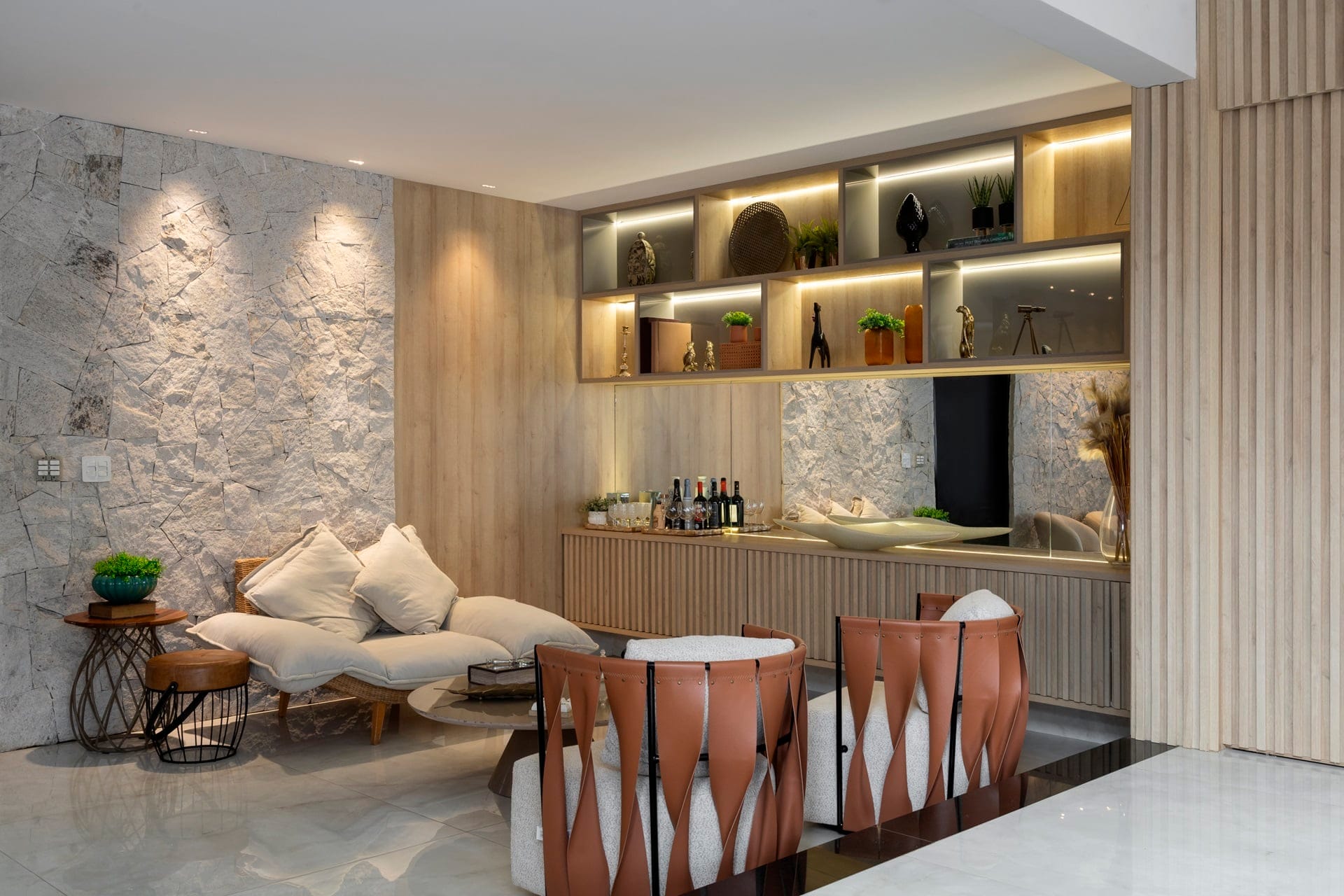 Mármore carrara tem reprodução fiel em porcelanato (Projeto: Camilla Moreira de Santana)