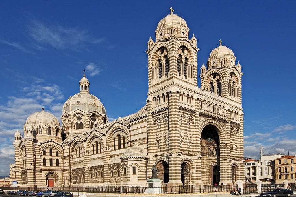 Catedral de Marseille tem arquitetura imponente (Foto: Acp~commonswiki)