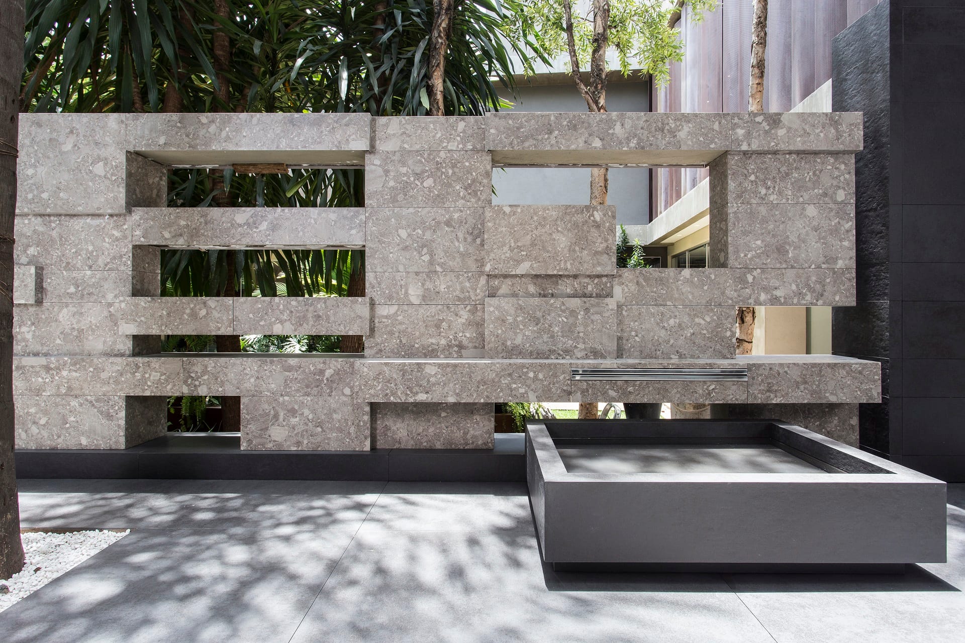 Reprodução de pedra com seixos leva personalidade ao muro com porcelanato (Projeto: Portobello Shop Ribeirão Preto)