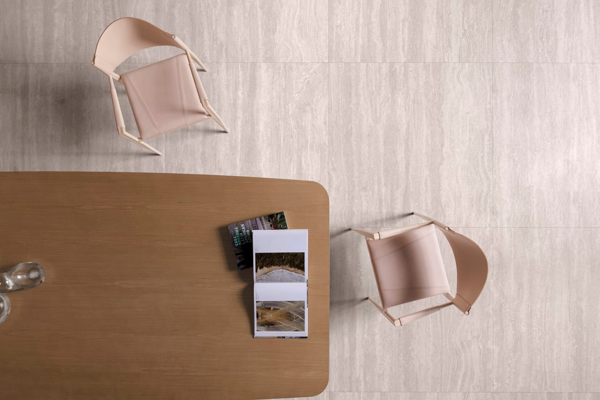 Sala vista de cima. Destaque para o piso travertino, a mesa e duas cadeiras