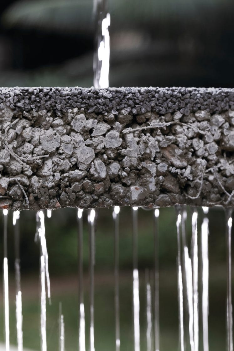 No caso do piso drenante, assentamento requer cuidados para não obstruir a passagem do líquido (Projeto: Portobello)