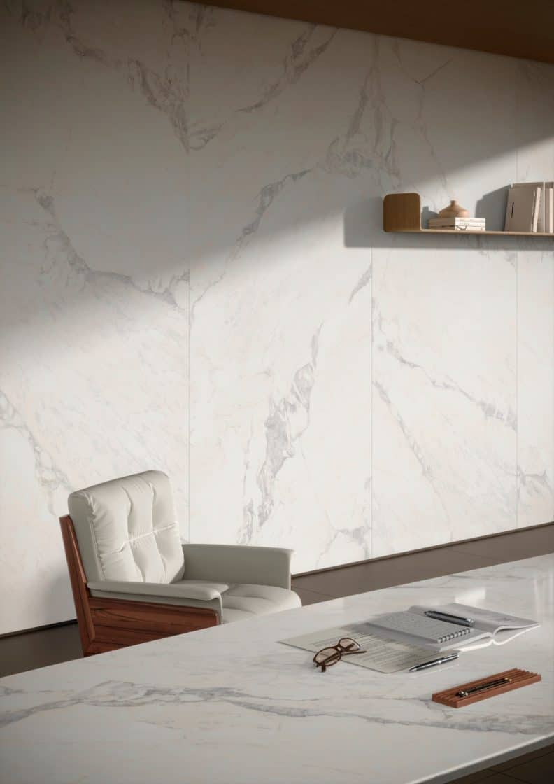 Mesa de escritório com porcelanato calacata (Projeto: Portobello)