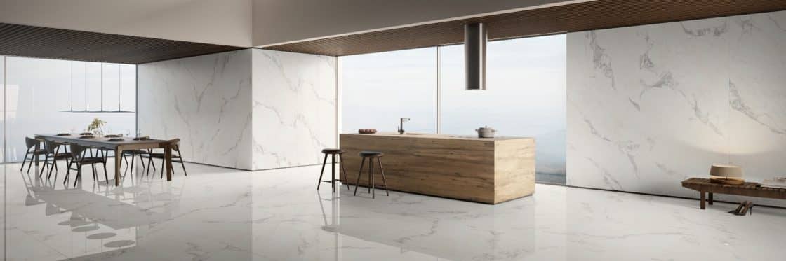 Sala integrada com porcelanato calacata (Projeto: Portobello)