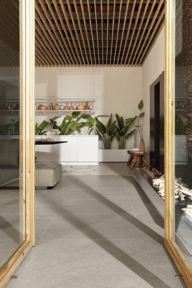 Vassoura, pano com água e sabão neutro são suficientes para fazer a limpeza do porcelanato natural (Projeto: Octeadro Arquitetura / Foto: Felipe Araújo / CASACOR SC 2022)