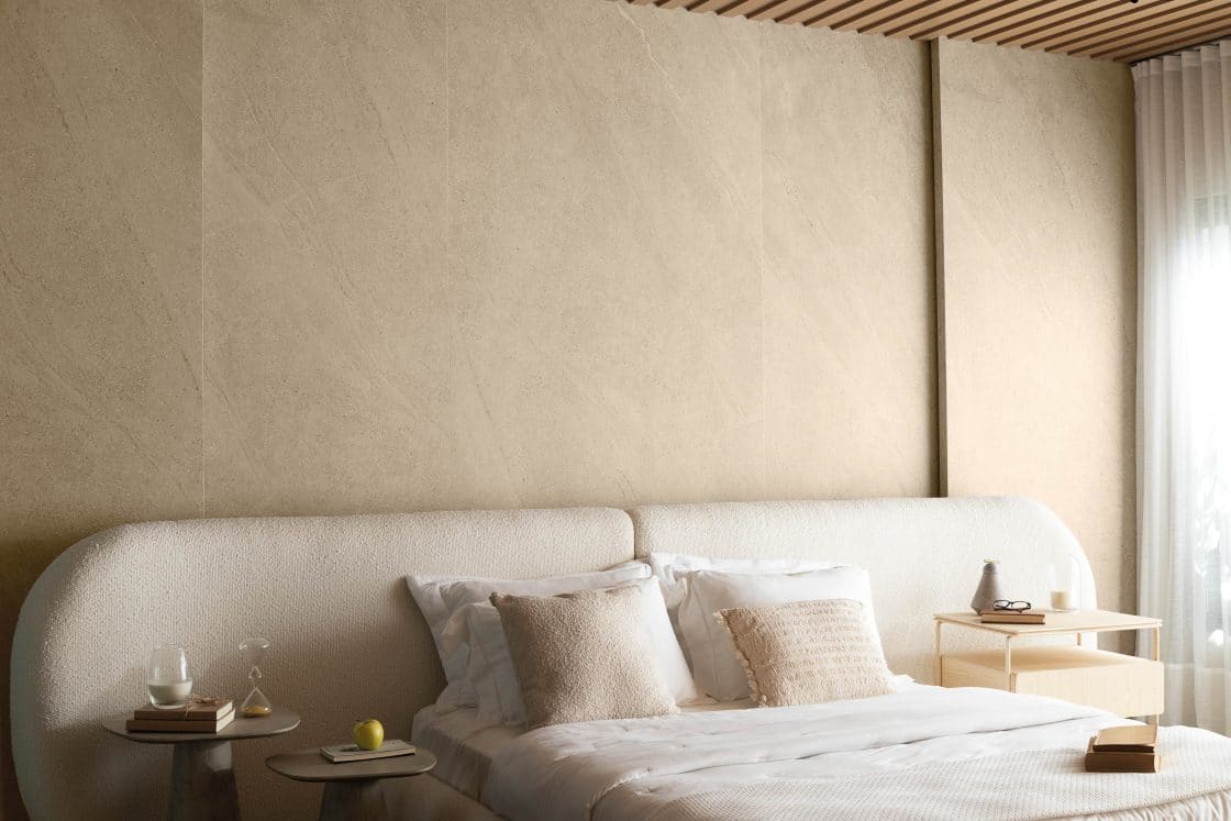 Para revestir a parede, foi usado o revestimento Folk Desert 120x280 cm natural retificado (Projeto: Mariana Maisonnave / Foto: Felipe Araújo / CASACOR SC 2022)