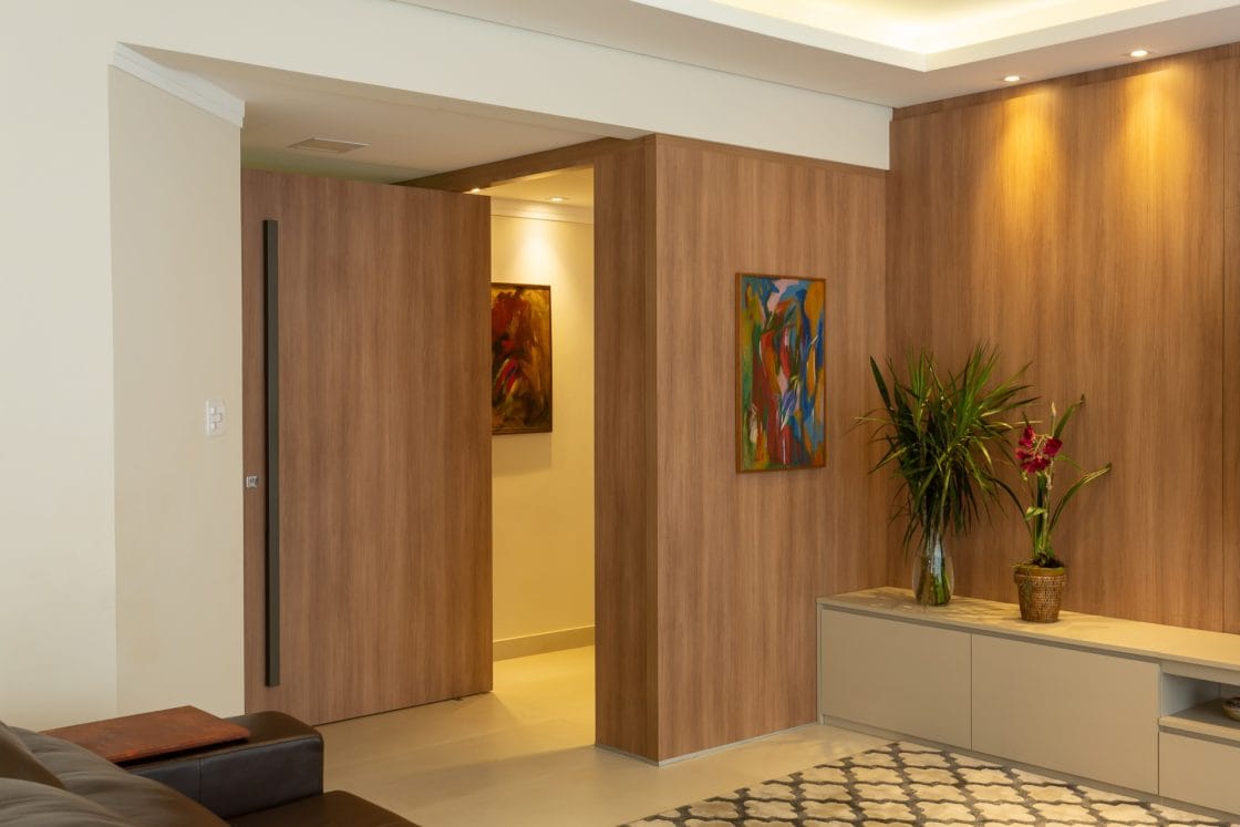 Porta pivotante é tendência na arquitetura contemporânea (Projeto: Manuella Boreggio)