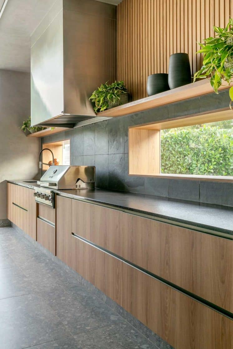 Cozinha com bancada de pedra decorada com plantas