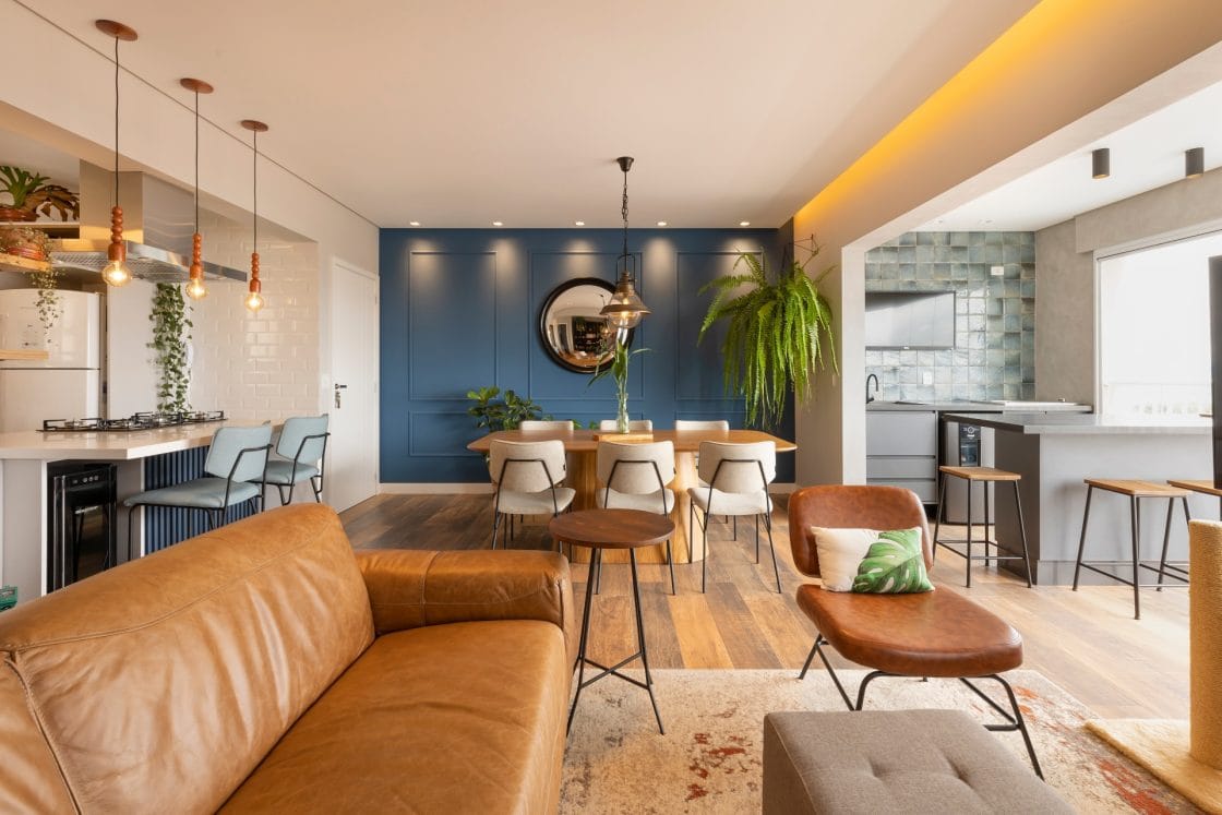 Sala de estar com porcelanato que interpreta madeira no piso