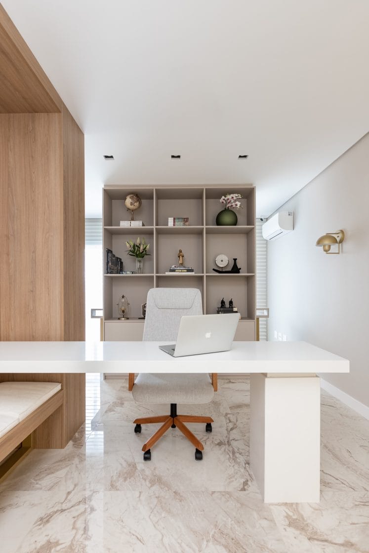 Explore ideias criativas para criar um espaço aconchegante e funcional para trabalhar em casa (Projeto: Gil Medeiros)