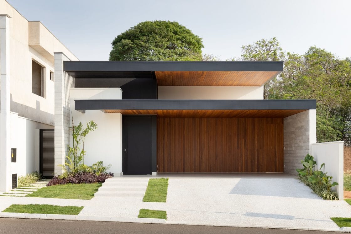 Traços retos e simples marcam o estilo de casa. (Projeto: Bruno Brandini)