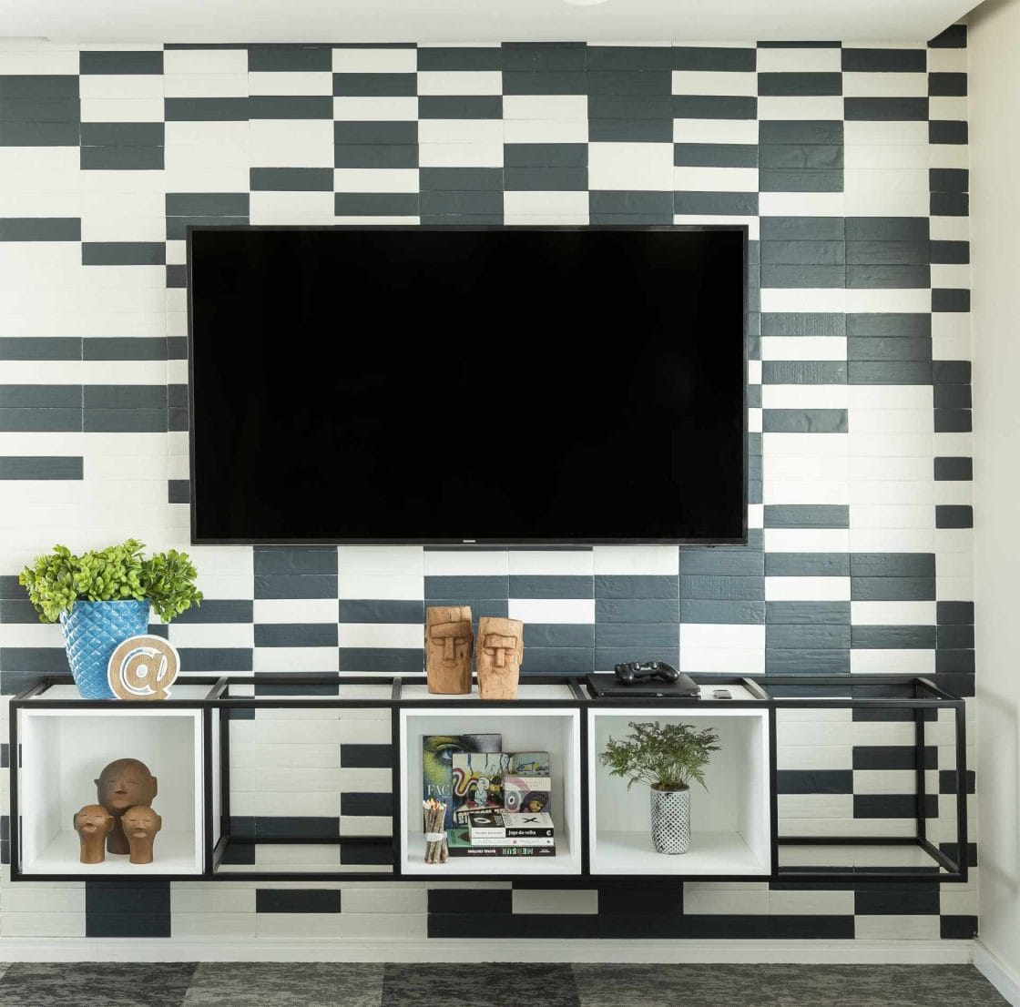 Os revestimentos ajudam a criar impacto na sua decoração, inclusive com paredes ousadas (Projeto: Haus Arquitetos)