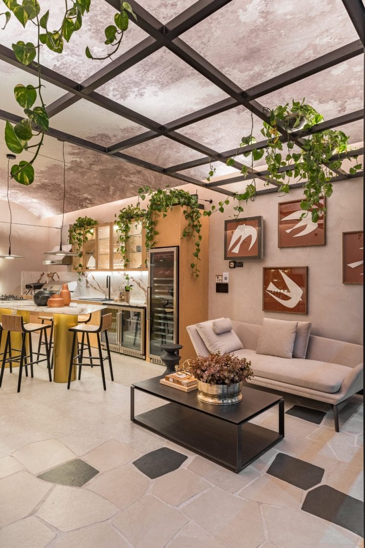 A planta jiboia demanda pouca manutenção, mas é preciso garantir luz, mesmo que indireta, para a saúde da espécie (Projeto: Sabrina Salles / CASACOR SP 2022)