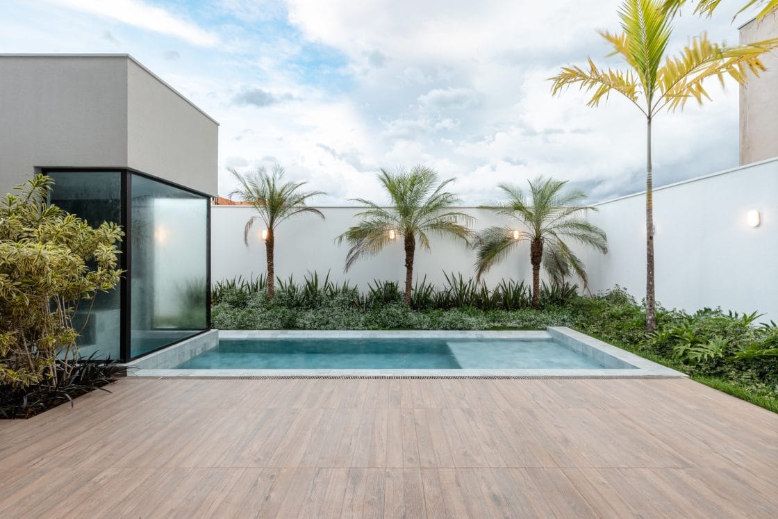 Um jardim tropical, com muito verde e diferentes texturas, dá vida à sua área de piscina (Projeto: Victor Romansini)