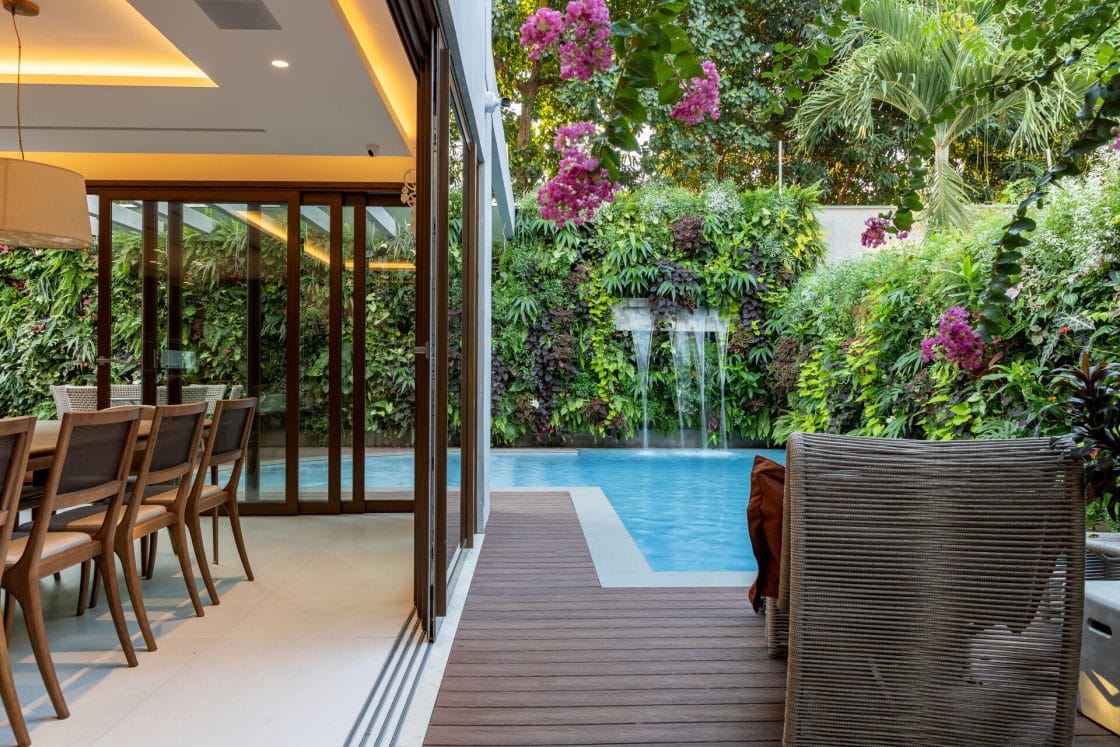 A integração das áreas de jardim e piscina tem se tornado uma tendência cada vez mais popular em projetos arquitetônicos.