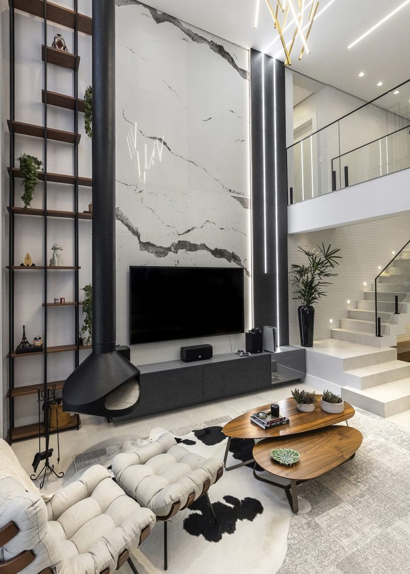 Sala de TV aconchegante com painel em Lastra (Projeto: Dalma Meneses Arquitetura)