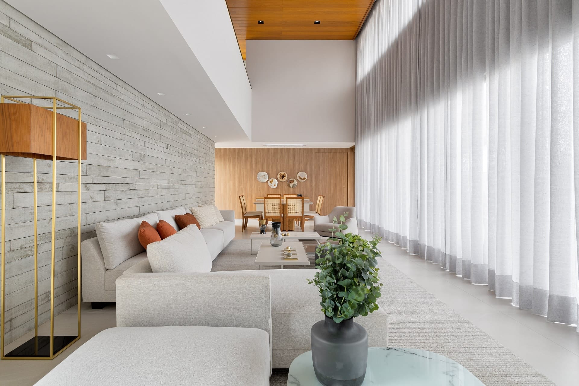 Altura entre o piso e o teto pode influenciar em diferentes aspectos do projeto, como iluminação e amplitude (Projeto: Artemis Fontana Arquitetura)