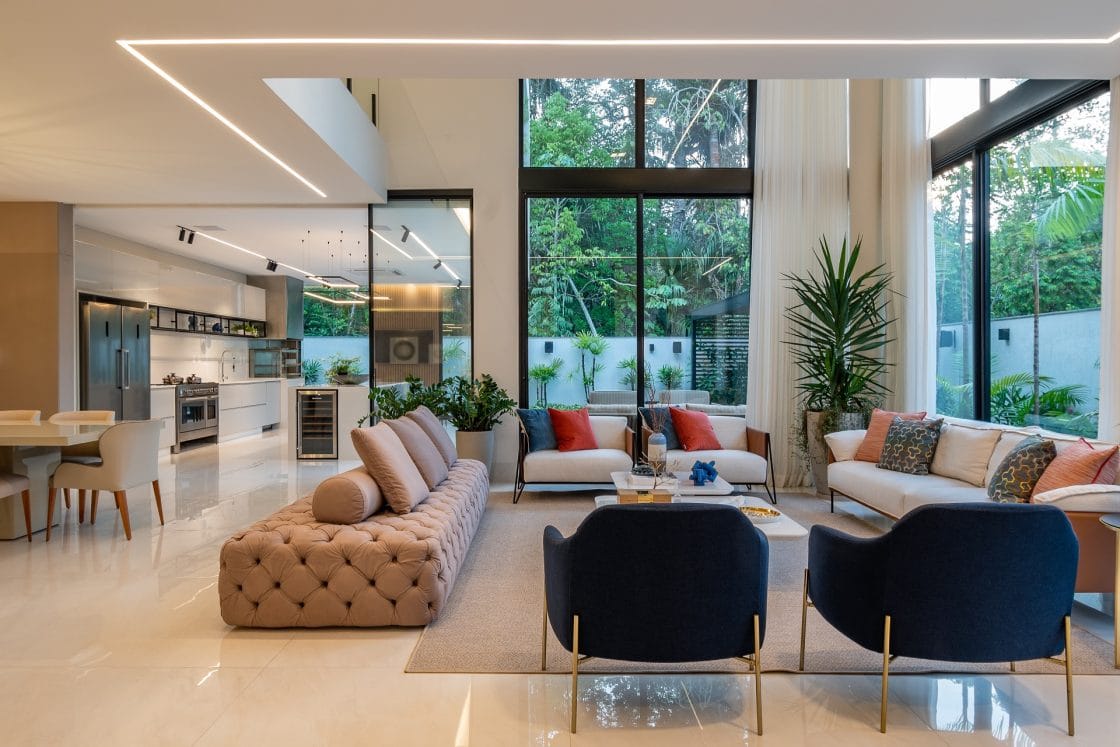 Sala de estar, sala de jantar e cozinha integradas em casa ampla (Projeto: Manuela Lindenberg)