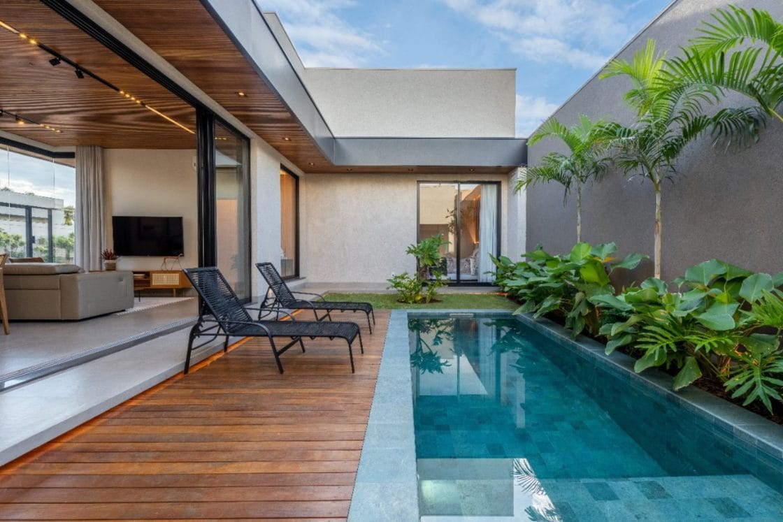 Incluir uma piscina em uma casa simples e bonita, como no destaque, é algo que vai pesar ao definir o orçamento do projeto. (Projeto: Mayara Shinya Calister)