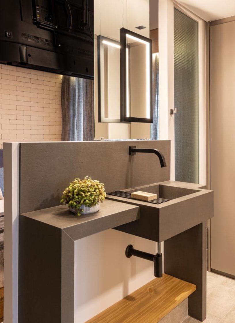 Os porcelanatos que reproduzem o concreto são uma opção bonita e fácil de limpar para banheiros modernos e cheios de personalidade (Projeto: Ribas Engenharia)