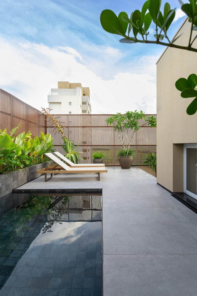 O cinza traz um toque contemporâneo para piscinas e outras áreas de lazer (Projeto: Artemis Fontana Arquitetura)