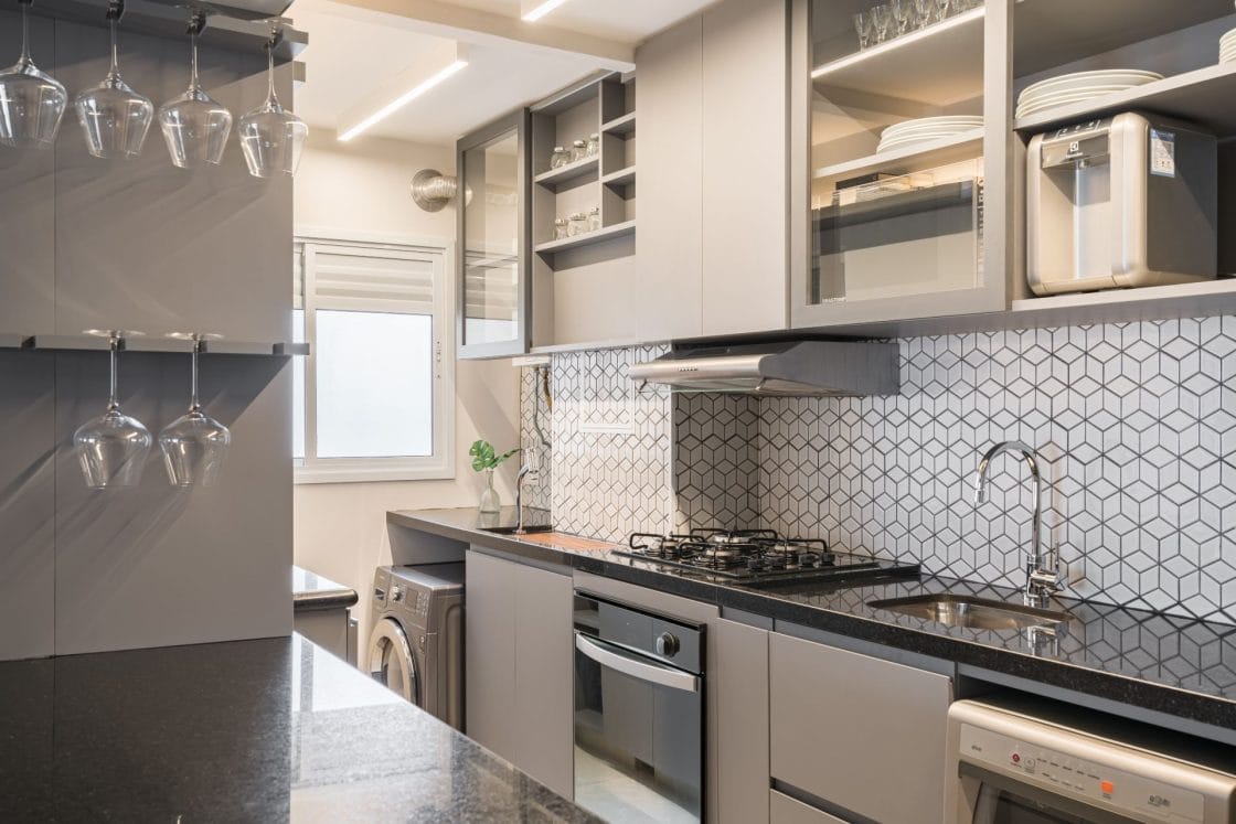 cozinha integrada com lavanderia, revestimento geométrico no backsplash