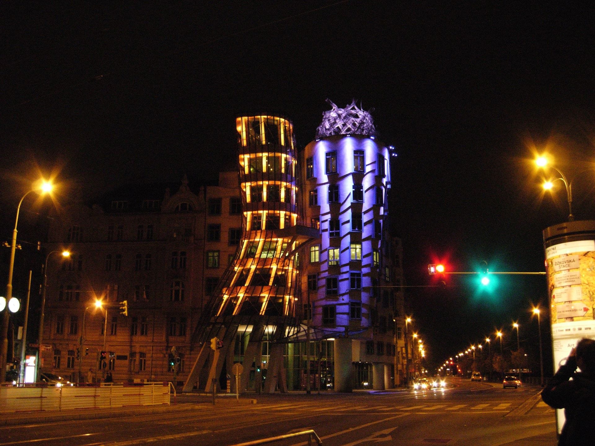 Projeções mapeadas sobre famoso edifício de Frank Gehry, o Dancing House, em Praga (Foto: Shadster/Wikimedia Commons)