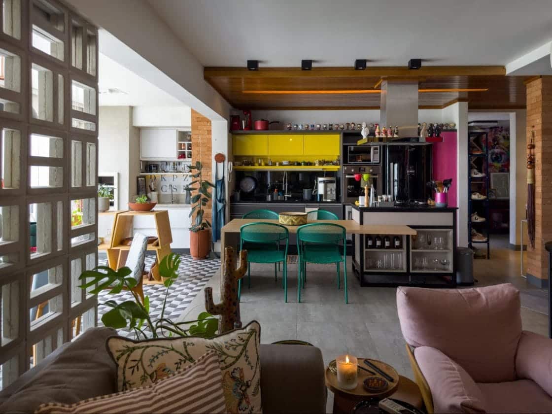 O projeto de arquitetura previu a integração da varanda, mas com a divisória visual do piso (Foto: Lufe Gomes)