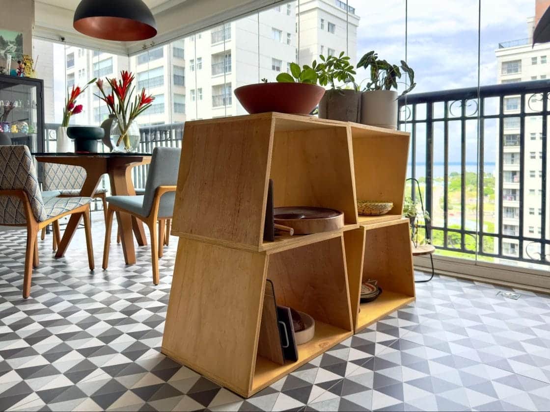Bancos criaram uma estante modular na varanda (Foto: Lufe Gomes)