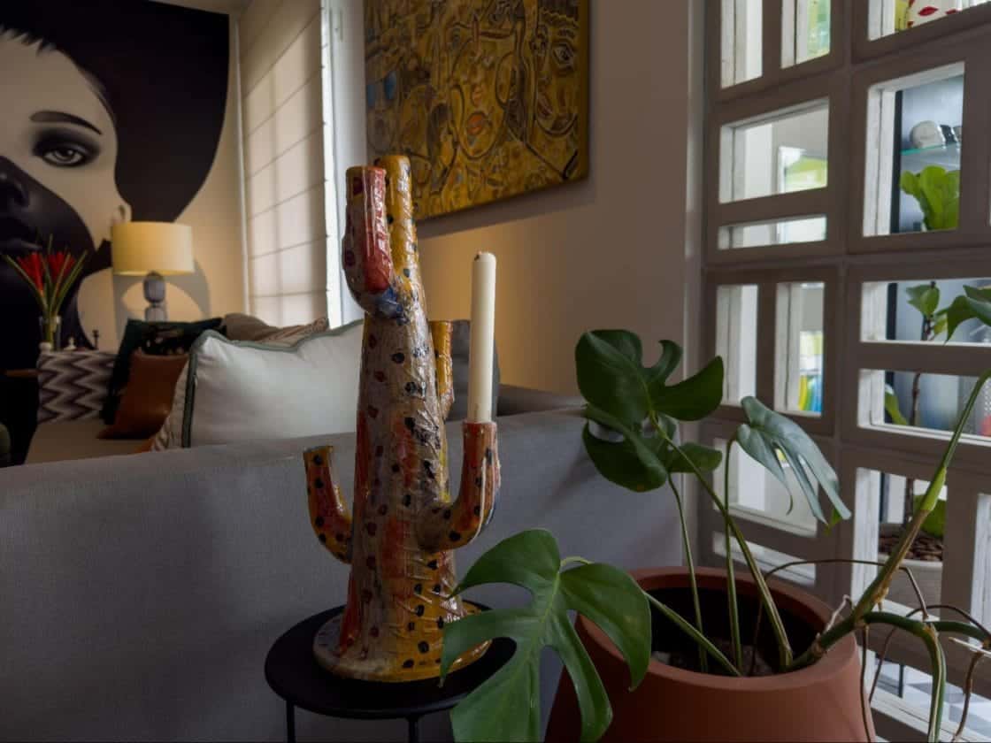 A parede de elementos vazados possibilita setorização, mas com a passagem de luz e ventilação, além de adicionar informação de design (Foto: Lufe Gomes)
