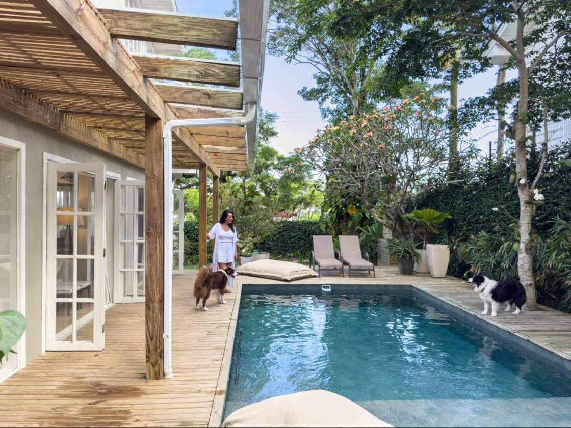 A recém-construída piscina é o novo atrativo da casa, trazendo o azul do mar e da Lagoa de Florianópolis para dentro de casa (Foto: Lufe Gomes)