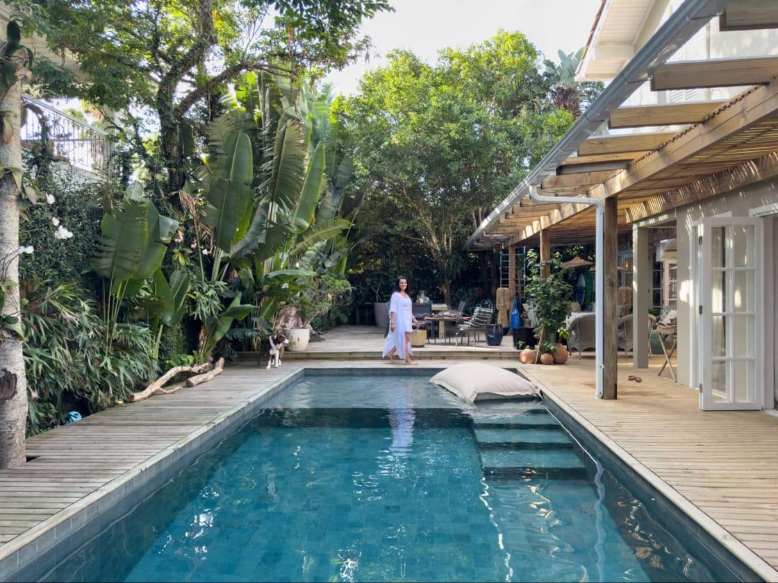 A área externa é ideal para receber e brincar com crianças e os cachorros (Foto: Lufe Gomes)