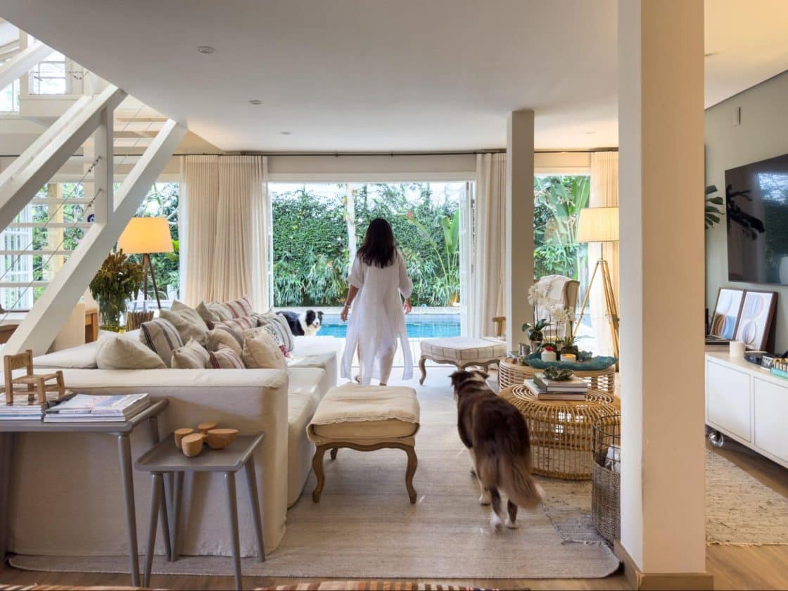 Recentemente, Lica reformou a casa, abrindo e integrando os interiores com a área externa (Foto: Lufe Gomes)