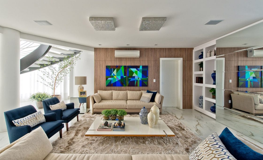 Sala de estar em casa de interior tem decoração mais clássica (Projeto: Espaço do Traço)