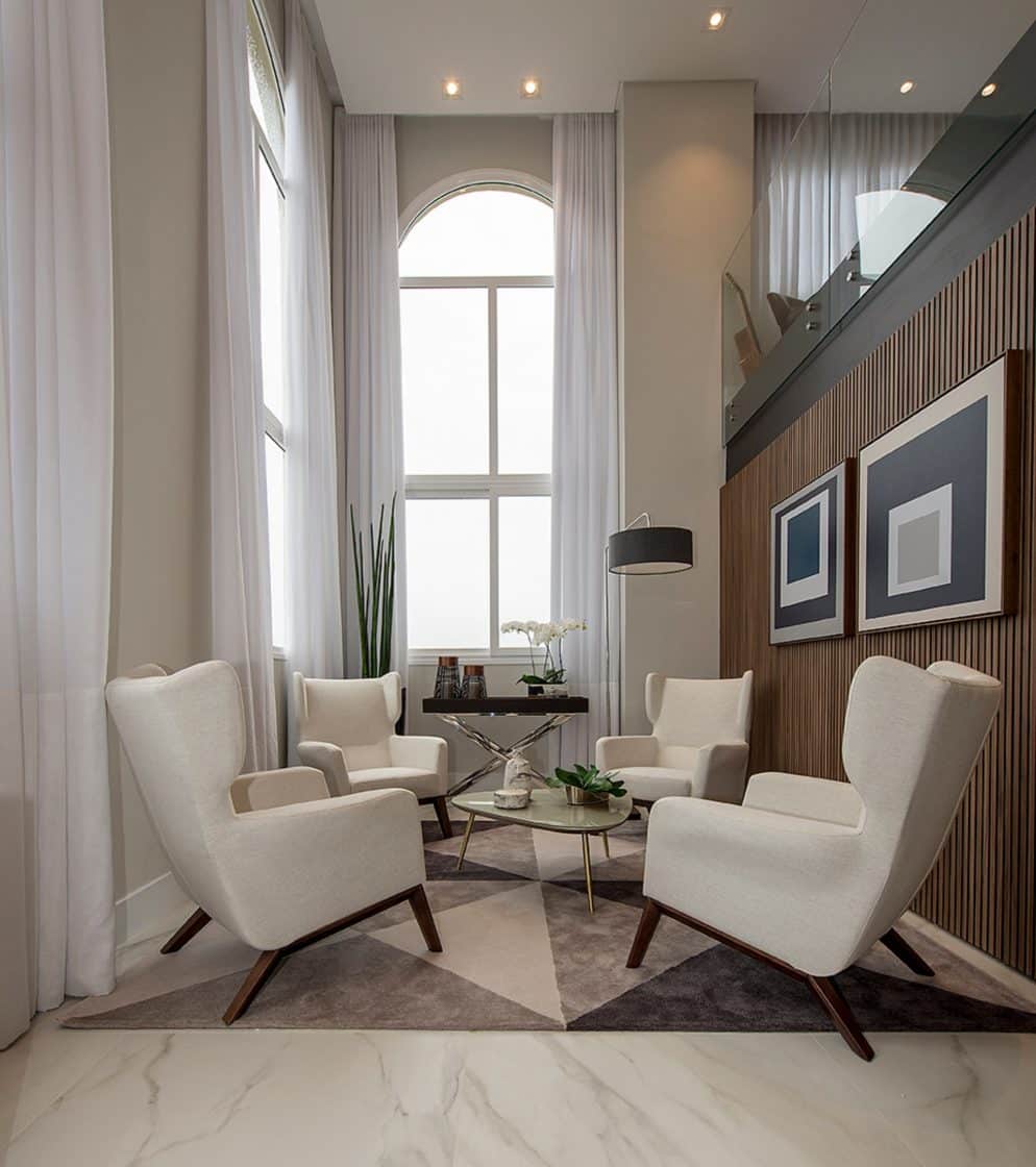 Saleta em imóvel no interior conta com pé direito duplo e janelas amplas (Projeto: Espaço do Traço)